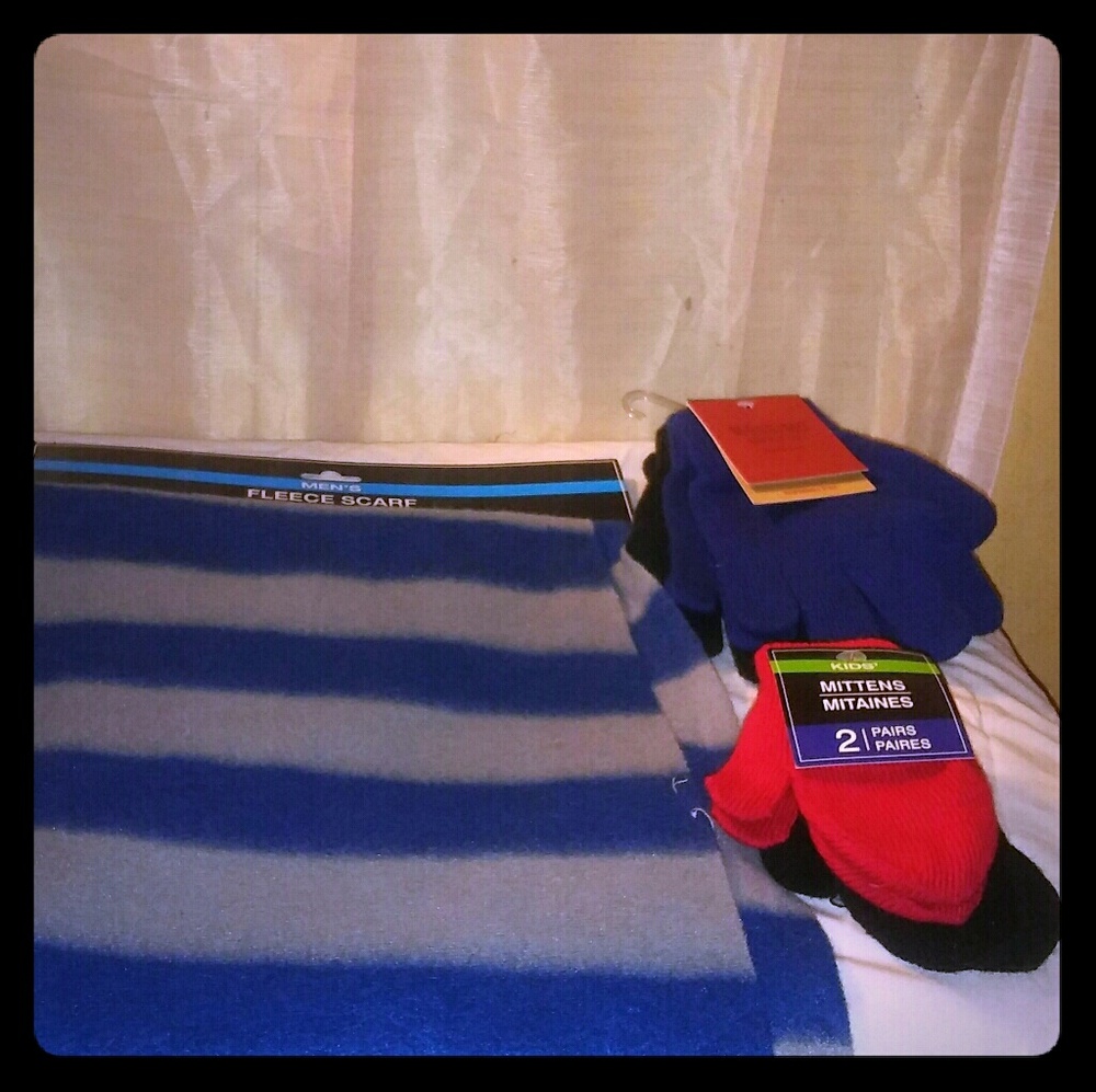 Scarf and gloves lot